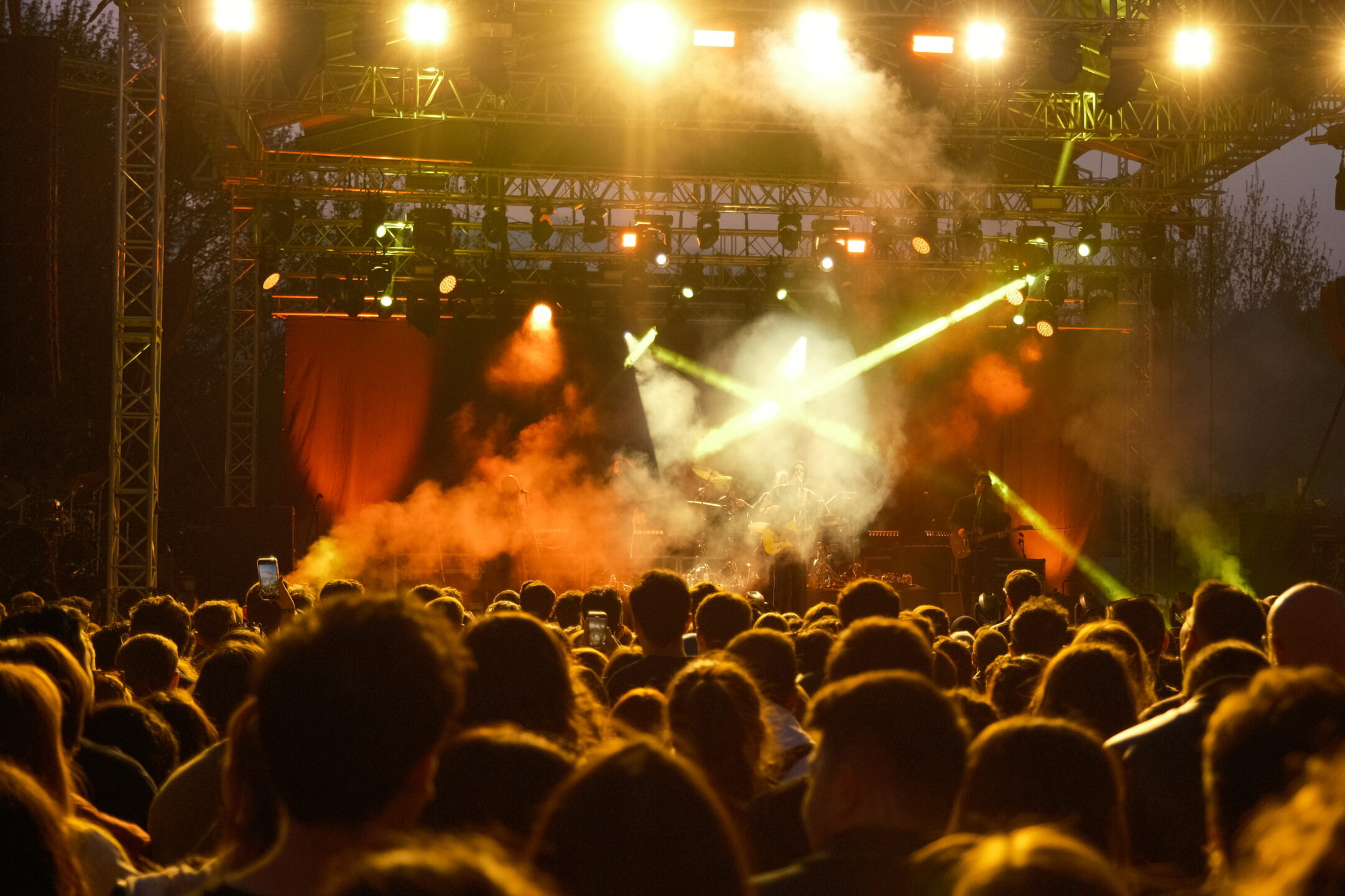 Renkli ışıklar altında festival sahnesi